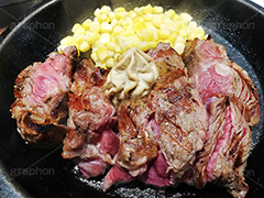 ステーキ,鉄板,肉,肉食,meat,steak,garlic,beef,corn,コーン,ビーフ,湯気,あつあつ,熱々,牛肉,焦げ,焼き,にんにく,ニンニク,ガーリック,レア,脂,脂質,スマホ撮影,スタミナ,洋食
