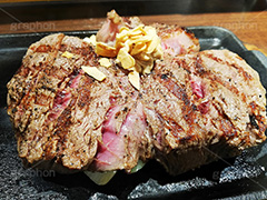 ステーキ,鉄板,肉,肉食,meat,steak,garlic,beef,ビーフ,湯気,あつあつ,熱々,牛肉,焦げ,焼き,にんにく,ニンニク,ガーリック,レア,脂,脂質,スマホ撮影,スタミナ,洋食