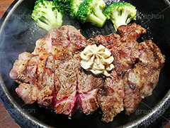 ステーキ,鉄板,肉,肉食,meat,steak,garlic,beef,broccoli,ブロッコリー,ビーフ,湯気,あつあつ,熱々,牛肉,焦げ,焼き,にんにく,ニンニク,ガーリック,レア,脂,脂質,スマホ撮影,スタミナ,洋食