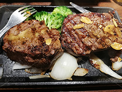 ヒレステーキ,ヒレ,ステーキ,鉄板,肉,肉食,meat,steak,corn,garlic,beef,broccoli,ブロッコリー,ビーフ,湯気,あつあつ,熱々,コーン,牛肉,焦げ,焼き,にんにく,ニンニク,ガーリック,レア,脂,脂質,スマホ撮影,スタミナ,洋食