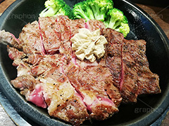 ステーキ,鉄板,肉,肉食,meat,steak,garlic,beef,broccoli,ブロッコリー,ビーフ,湯気,あつあつ,熱々,牛肉,焦げ,焼き,にんにく,ニンニク,ガーリック,レア,脂,脂質,スマホ撮影,スタミナ,洋食