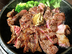ステーキ,鉄板,肉,肉食,meat,steak,garlic,beef,broccoli,ブロッコリー,ビーフ,湯気,あつあつ,熱々,牛肉,焦げ,焼き,にんにく,ニンニク,ガーリック,レア,脂,脂質,スマホ撮影,スタミナ,洋食