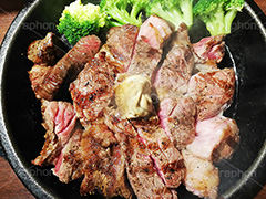 ステーキ,鉄板,肉,肉食,meat,steak,garlic,beef,broccoli,ブロッコリー,ビーフ,湯気,あつあつ,熱々,牛肉,焦げ,焼き,にんにく,ニンニク,ガーリック,レア,脂,脂質,スマホ撮影,スタミナ,洋食