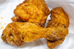 フライドチキン,チキン,フライ,鶏,もも,ジューシー,揚げ,衣,ファーストフード,ファストフード,あつあつ,熱々,アツアツ,洋食,サクサク,カロリー,ジャンクフード,チェーン店,chicken,脂,脂質,肉