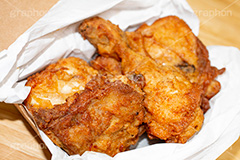 チキン,フライドチキン,フライ,鶏,もも,ジューシー,揚げ,衣,ファーストフード,ファストフード,あつあつ,熱々,アツアツ,洋食,サクサク,カロリー,ジャンクフード,チェーン店,chicken,脂,脂質,肉