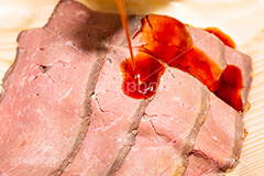 タレのかかったローストビーフ,ローストビーフ,つまみ,おつまみ,洋食,牛肉,肉,ビーフ,赤身,タレ,脂,脂質,垂れる,垂れ,beef