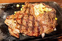 ステーキ,鉄板,肉,肉食,meat,steak,garlic,beef,corn,コーン,ビーフ,湯気,あつあつ,熱々,牛肉,焦げ,焼き,にんにく,ニンニク,ガーリック,レア,脂,脂質,スタミナ,洋食