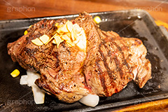 ステーキ,鉄板,肉,肉食,meat,steak,garlic,beef,corn,コーン,ビーフ,湯気,あつあつ,熱々,牛肉,焦げ,焼き,にんにく,ニンニク,ガーリック,レア,脂,脂質,スタミナ,洋食