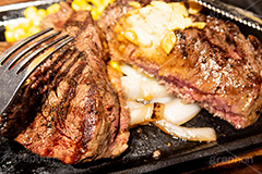 ステーキ,鉄板,肉,肉食,meat,steak,garlic,beef,corn,コーン,ビーフ,湯気,あつあつ,熱々,牛肉,焦げ,焼き,にんにく,ニンニク,ガーリック,レア,脂,脂質,スタミナ,洋食