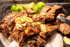 ステーキ,鉄板,肉,肉食,meat,steak,garlic,beef,broccoli,ブロッコリー,ビーフ,湯気,あつあつ,熱々,牛肉,焦げ,焼き,にんにく,ニンニク,ガーリック,レア,脂,脂質,スタミナ,洋食