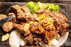 ステーキ,鉄板,肉,肉食,meat,steak,garlic,beef,broccoli,ブロッコリー,ビーフ,湯気,あつあつ,熱々,牛肉,焦げ,焼き,にんにく,ニンニク,ガーリック,レア,脂,脂質,スタミナ,洋食