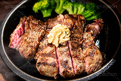 ステーキ,鉄板,肉,肉食,meat,steak,garlic,beef,broccoli,ブロッコリー,ビーフ,湯気,あつあつ,熱々,牛肉,焦げ,焼き,にんにく,ニンニク,ガーリック,レア,脂,脂質,スタミナ,洋食