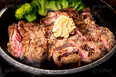 ステーキ,鉄板,肉,肉食,meat,steak,garlic,beef,broccoli,ブロッコリー,ビーフ,湯気,あつあつ,熱々,牛肉,焦げ,焼き,にんにく,ニンニク,ガーリック,レア,脂,脂質,スタミナ,洋食