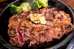 ステーキ,鉄板,肉,肉食,meat,steak,garlic,beef,broccoli,ブロッコリー,ビーフ,湯気,あつあつ,熱々,牛肉,焦げ,焼き,にんにく,ニンニク,ガーリック,レア,脂,脂質,スタミナ,洋食