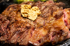 ステーキ,鉄板,肉,肉食,meat,steak,garlic,beef,ビーフ,湯気,あつあつ,熱々,牛肉,焦げ,焼き,にんにく,ニンニク,ガーリック,レア,脂,脂質,スタミナ,洋食