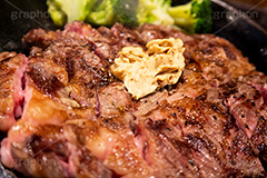 ステーキ,鉄板,肉,肉食,meat,steak,garlic,beef,broccoli,ブロッコリー,ビーフ,湯気,あつあつ,熱々,牛肉,焦げ,焼き,にんにく,ニンニク,ガーリック,レア,脂,脂質,スタミナ,洋食