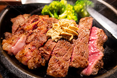 ステーキ,鉄板,肉,肉食,meat,steak,garlic,beef,broccoli,ブロッコリー,ビーフ,湯気,あつあつ,熱々,牛肉,焦げ,焼き,にんにく,ニンニク,ガーリック,レア,脂,脂質,スタミナ,knife,fork,ナイフ,フォーク,洋食