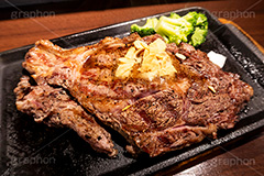 ステーキ,鉄板,肉,肉食,meat,steak,garlic,beef,broccoli,ブロッコリー,ビーフ,湯気,あつあつ,熱々,牛肉,焦げ,焼き,にんにく,ニンニク,ガーリック,レア,脂,脂質,スタミナ,洋食