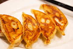 焼き餃子,餃子,ぎょうざ,ギョウザ,焼き,中華,油,ニラ,韮,炒め,カリカリ,かりかり,ニンニク,にんにく,大蒜,臭,焦げ,コッテリ