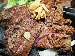 ステーキ,鉄板,肉,肉食,meat,steak,garlic,beef,broccoli,ブロッコリー,ビーフ,湯気,あつあつ,熱々,牛肉,焦げ,焼き,にんにく,ニンニク,ガーリック,レア,脂,脂質,スタミナ,スマホ撮影,洋食