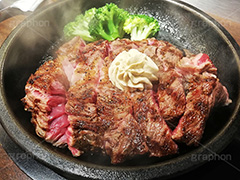 ステーキ,鉄板,肉,肉食,meat,steak,garlic,beef,broccoli,ブロッコリー,ビーフ,湯気,あつあつ,熱々,牛肉,焦げ,焼き,にんにく,ニンニク,ガーリック,レア,脂,脂質,スタミナ,スマホ撮影,洋食