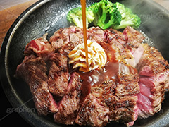 ステーキ,鉄板,肉,肉食,meat,steak,garlic,beef,broccoli,ブロッコリー,ビーフ,湯気,あつあつ,熱々,牛肉,焦げ,焼き,にんにく,ニンニク,ガーリック,レア,脂,脂質,スタミナ,スマホ撮影,タレ,たれ,ソース,洋食