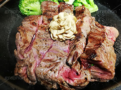 ステーキ,鉄板,肉,肉食,meat,steak,garlic,beef,broccoli,ブロッコリー,ビーフ,湯気,あつあつ,熱々,牛肉,焦げ,焼き,にんにく,ニンニク,ガーリック,レア,脂,脂質,スタミナ,スマホ撮影,洋食