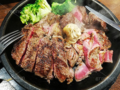 ステーキ,鉄板,肉,肉食,meat,steak,garlic,beef,broccoli,ブロッコリー,ビーフ,湯気,あつあつ,熱々,牛肉,焦げ,焼き,にんにく,ニンニク,ガーリック,レア,脂,脂質,スタミナ,スマホ撮影,knife,fork,ナイフ,フォーク,洋食