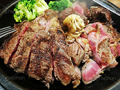 ステーキ,鉄板,肉,肉食,meat,steak,garlic,beef,broccoli,ブロッコリー,ビーフ,湯気,あつあつ,熱々,牛肉,焦げ,焼き,にんにく,ニンニク,ガーリック,レア,脂,脂質,スタミナ,スマホ撮影,knife,fork,ナイフ,フォーク,洋食
