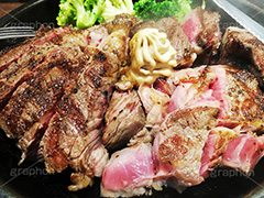 ステーキ,鉄板,肉,肉食,meat,steak,garlic,beef,broccoli,ブロッコリー,ビーフ,湯気,あつあつ,熱々,牛肉,焦げ,焼き,にんにく,ニンニク,ガーリック,レア,脂,脂質,スタミナ,スマホ撮影,knife,fork,ナイフ,フォーク,洋食
