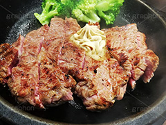 ステーキ,鉄板,肉,肉食,meat,steak,garlic,beef,broccoli,ブロッコリー,ビーフ,湯気,あつあつ,熱々,牛肉,焦げ,焼き,にんにく,ニンニク,ガーリック,レア,脂,脂質,スタミナ,スマホ撮影,洋食