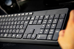 パソコン作業,作業,仕事,操作,キーボード,パソコン,マウス,掲示板,投稿,書き込み,ネカフェ,ネットカフェ,カフェ,喫茶,マンガ喫茶,漫喫,インターネット,デジタル,手,人物,テレワーク,PC,BBS,keyboard,digital,Internet,cafe,computer,mouse,hand,フルサイズ撮影