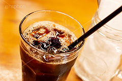 アイスコーヒー,コーヒー,珈琲,飲料,飲む,カフェ,ガラス,グラス,冷たい,冷え,ドリンク,レストラン,ファミレス,喫茶店,氷,ストロー,休憩,食後,カフェイン,caffein,restaurant,coffee,drink