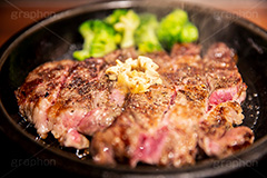 熱々ステーキ,ステーキ,鉄板,肉,肉食,meat,steak,garlic,beef,broccoli,ブロッコリー,ビーフ,湯気,あつあつ,熱々,牛肉,焦げ,焼き,にんにく,ニンニク,ガーリック,レア,脂,脂質,スタミナ,洋食,フルサイズ撮影