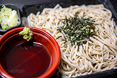 ざるそば,もりそば,せいろそば,せいろ,ソバ,蕎麦,そば,だし,出汁,ダシ,蕎麦粉,日本料理,日本食,和食,つゆ,蕎麦汁,茹,冷やし,夏,麺料理,麺類,のり,海苔,きざみのり,コンビニ,総菜,japan,フルサイズ撮影