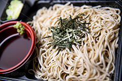 ざるそば,もりそば,せいろそば,せいろ,ソバ,蕎麦,そば,だし,出汁,ダシ,蕎麦粉,日本料理,日本食,和食,つゆ,蕎麦汁,茹,冷やし,夏,麺料理,麺類,のり,海苔,きざみのり,コンビニ,総菜,japan,フルサイズ撮影