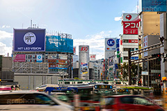 渋谷駅前,東口,スクランブル交差点,渋谷,しぶや,ハチ公,観光,交差点,渋谷駅,駅前,スクランブル,道玄坂,横断歩道,車,バス停,バス,信号,雑踏,都会の雑踏,混雑,shibuya,japan,bus,フルサイズ撮影