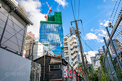 渋谷スクランブルスクエア,スクランブルスクエア,今と昔が共存する美しい東京,新名所,新旧,のんべい横丁,横丁,渋谷,しぶや,シブヤ,居酒屋,立ち飲み,呑み,サラリーマン,風情,情緒,商店街,オフィスビル,商業施設,高層ビル,shibuya,building,crane,office,クレーン,重機,建設,開発,工事,都市開発,2019,東棟,展望,ショッピング,買い物,shopping,提灯,ちょうちん,青空,反射,フルサイズ撮影