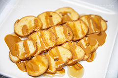 シロップがたっぷりかかったラスク,ソース,キャラメル,シロップ,ラスク,らすく,お菓子,菓子,焼き菓子,おやつ,上品,サクサク,さくさく,甘い,スイーツ,おやつ,sweet,sugar,スイート,砂糖,フルサイズ撮影