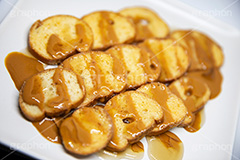 シロップがたっぷりかかったラスク,ソース,キャラメル,シロップ,ラスク,らすく,お菓子,菓子,焼き菓子,おやつ,上品,サクサク,さくさく,甘い,スイーツ,おやつ,sweet,sugar,スイート,砂糖,フルサイズ撮影