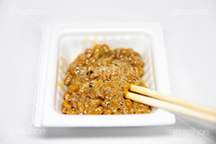納豆,ご飯,糸,朝食,和食,日本食,日本料理,たれ,タレ,混ぜ,からし,japan,soy,beans,natto,箸,はし,割り箸,割りばし,フルサイズ撮影