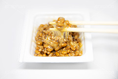 納豆,ご飯,糸,朝食,和食,日本食,日本料理,たれ,タレ,混ぜ,からし,japan,soy,beans,natto,箸,はし,割り箸,割りばし,フルサイズ撮影