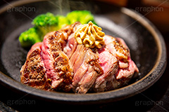 ステーキ,鉄板,肉,肉食,meat,steak,garlic,beef,broccoli,ブロッコリー,ビーフ,湯気,あつあつ,熱々,牛肉,焦げ,焼き,にんにく,ニンニク,ガーリック,レア,脂,脂質,スタミナ,洋食,フルサイズ撮影