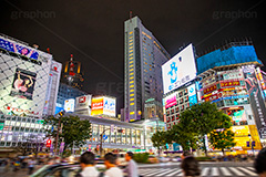 渋谷スクランブル交差点,渋谷,しぶや,ハチ公,観光,交差点,渋谷駅,駅前,スクランブル,外国人,海外,道玄坂,横断歩道,信号,雑踏,都会の雑踏,セルリアン,タワー,セルリアンタワー,ホテル,オフィスビル,高層ビル,夜,夜景,繫華街,夜の街,夜の町,shibuya,japan,hotel,office,フルサイズ撮影