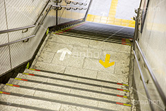 地下への階段,階段,地下鉄,矢印,上がる,上る,下る,下がる,地下,駅,station,フルサイズ撮影