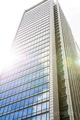 太陽が反射するビル,太陽,反射,逆光,ビル,ビジネス街,オフィスビル,building,office,sun,フルサイズ撮影