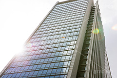 太陽が反射するビル,太陽,反射,逆光,ビル,ビジネス街,オフィスビル,building,office,sun,フルサイズ撮影
