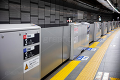 駅のホーム,駅,ホーム,電車,通勤,通学,マナー,ルール,黄色い線,ホームドア,ドア,安全,注意,渋谷,無人,地下鉄,フルサイズ撮影,電車/鉄道,東横線,train,rule,manner