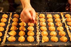 たこ焼き作り,職人,作る,店頭,たこ焼き,たこやき,タコヤキ,大阪名物,粉もん,小麦粉,ソウルフード,日本料理,日本食,和食,アツアツ,あつあつ,熱々,たこ,タコ,ソース,青のり,鰹節,かつお節,japan,湯気,ファーストフード,ファストフード,フルサイズ撮影,祭り,夏祭り,屋台,出店,露店