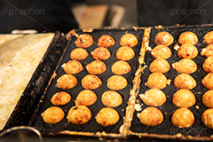 たこ焼き作り,職人,作る,店頭,たこ焼き,たこやき,タコヤキ,大阪名物,粉もん,小麦粉,ソウルフード,日本料理,日本食,和食,アツアツ,あつあつ,熱々,たこ,タコ,ソース,青のり,鰹節,かつお節,japan,湯気,ファーストフード,ファストフード,フルサイズ撮影,祭り,夏祭り,屋台,出店,露店